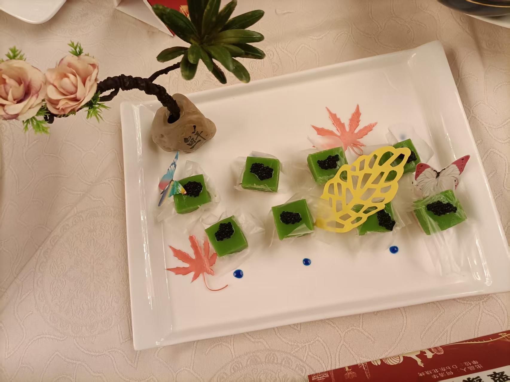 抹茶糕点（绿方糕配黑芝麻）